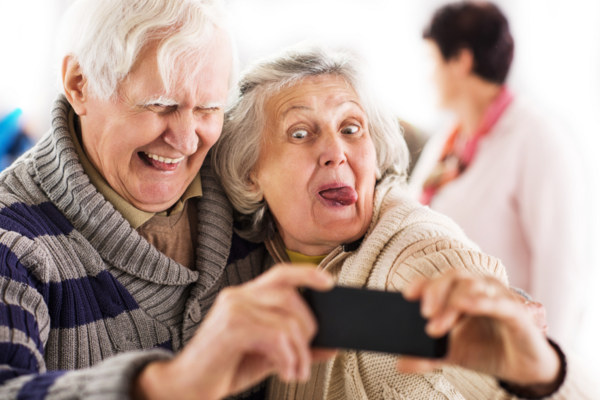 Två äldre personer tar en selfie id4758 SH Svenska ungdomar Vem aer jag