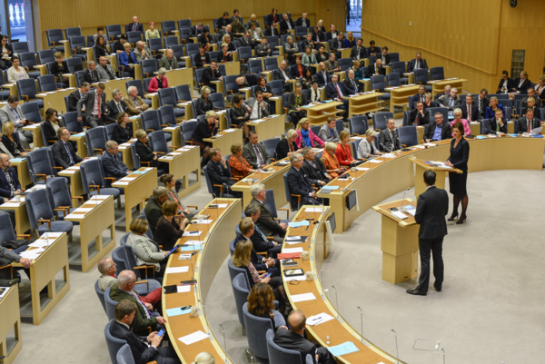 Partiledardebatt i riksdagen. id4879